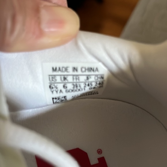 Adidas shoes Size 6.5 new without tag white with red strips - Picture 6 of 6